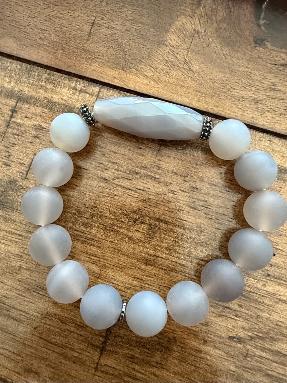 New Marlyn Schiff White Beaded Bracelet with a Gray Accent Bead